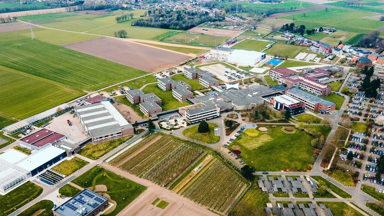 een luchtfoto van de Thomas More campus in geel